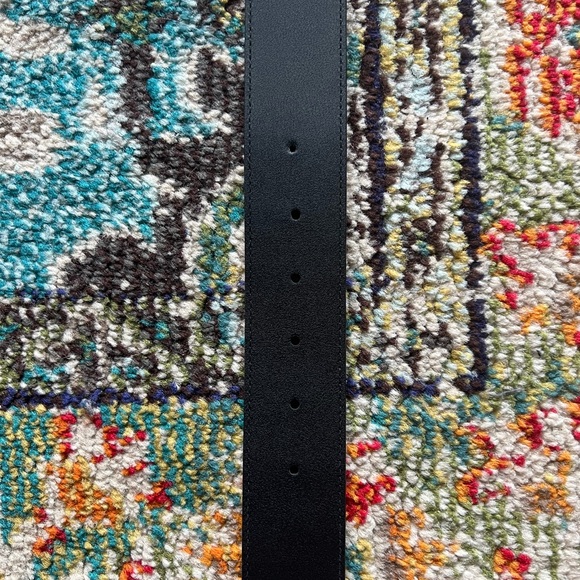 Mens Authentic Silver and Black Gucci belt size 90. - Picture 7 of 7